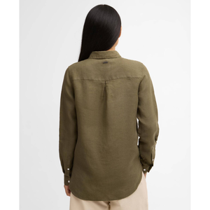 Kuvassa naisen päällä on oliivinvihreä Barbour Marine -pellavapaita takaapäin kuvattuna.