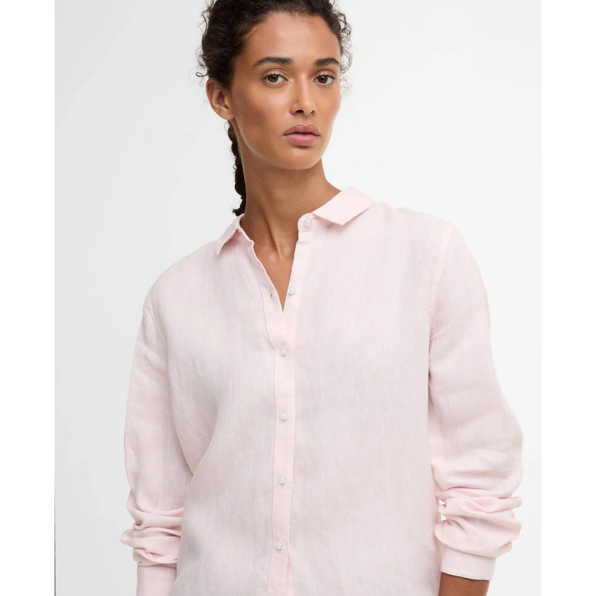 Lähikuva naisen päällä olevasta vaaleanpunaisesta Barbour Marine pellavapaidasta.