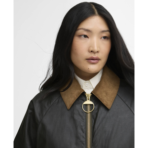 Lähikuvassa Barbour Marron Wax Jacket vahakangastakin kaulukset ja vetoketjun vedin.