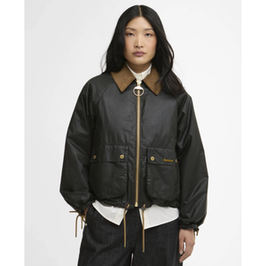 Naisten öljykangastakissa on näyttävä vetoketju ja tyylikkään kaulukset, jotka tuovat modernia ilmettä takkiin.