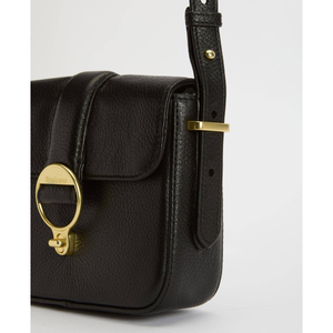 Kuvassa on naisten musta Barbour Mini Rosa Leather Crossbody nahkalaukku.