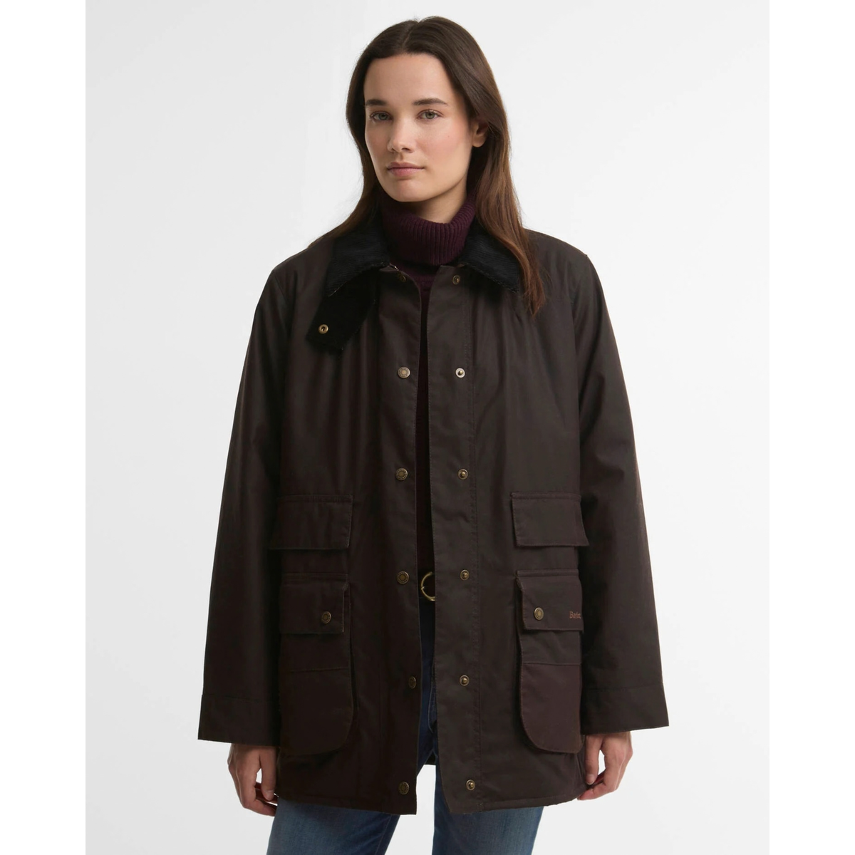 Barbour Modern Border naisten öljykangastakki, ruskea, kuvattuna edestä mallin päältä.