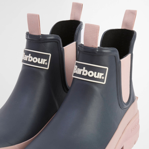 Harmaassa Barbour Nimbus -saappaassa on valkoinen Barbour teksti saappaan etuosassa.