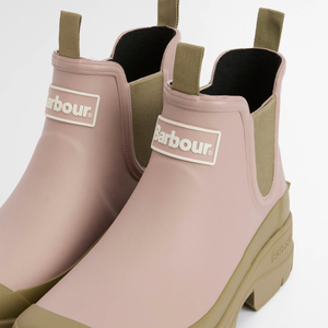 Barbourin vaaleanpunaisten Nimbus saappaiden etuosassa on Barbour logo.