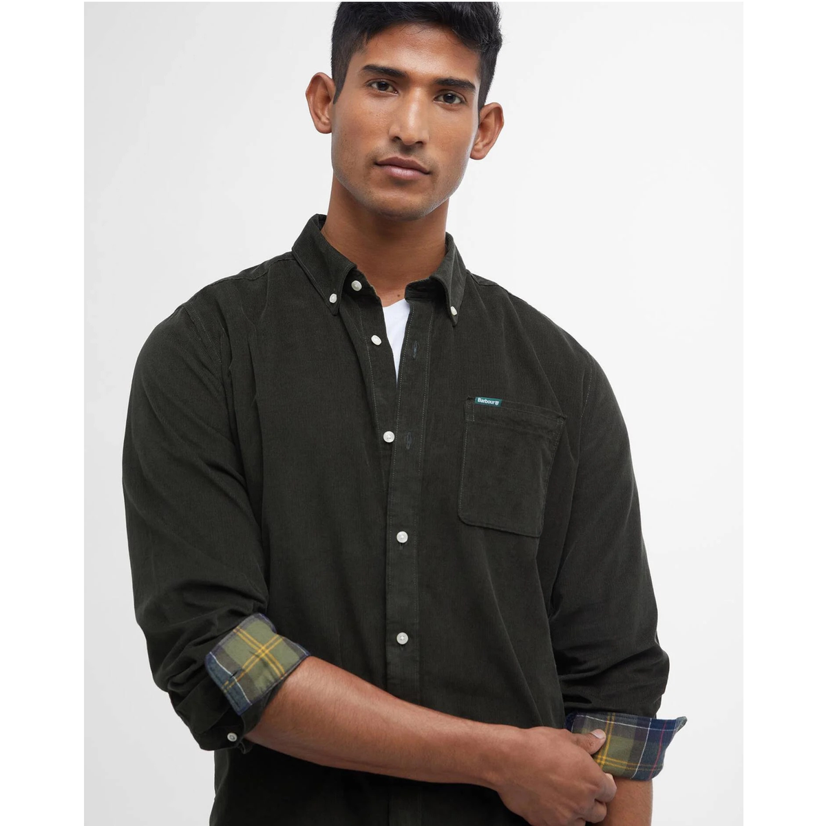 Barbour Ramsey miesten vakosamettipaita, metsänvihreä, hahat käärittynä jossa näkyy tartan kuvio.