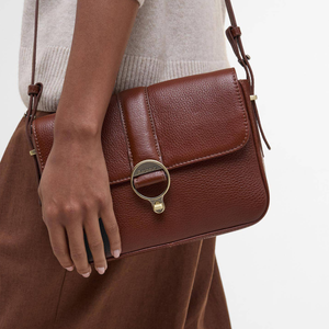 Ruskea Barbour Rosa Leather Bag mallin päällä.