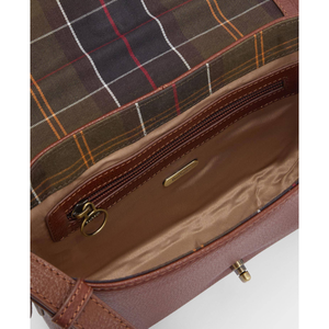 Barbour Rosa Leather Bag laukun sisäpuoli ja vetoketjullinen pikkutasku.