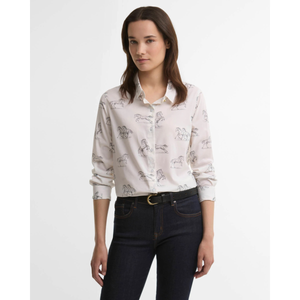 Barbour Safari Shirt, hevoskuviollinen, valkoinen, edestä mallin päältä.