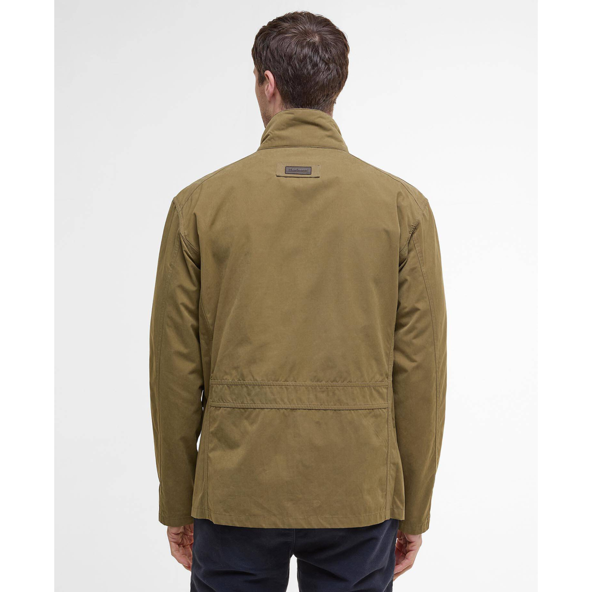 Miehen päällä  Barbour Sanderling välikausitakki takaa päin kuvattuna.