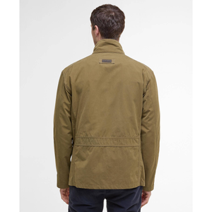 Miehen päällä  Barbour Sanderling välikausitakki takaa päin kuvattuna.