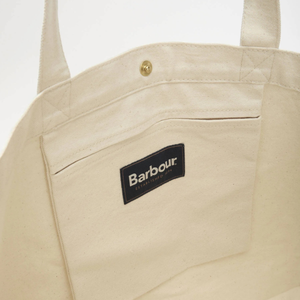 Kassin sisällä on vetoketjullinen tasku ja Barbourin logo.