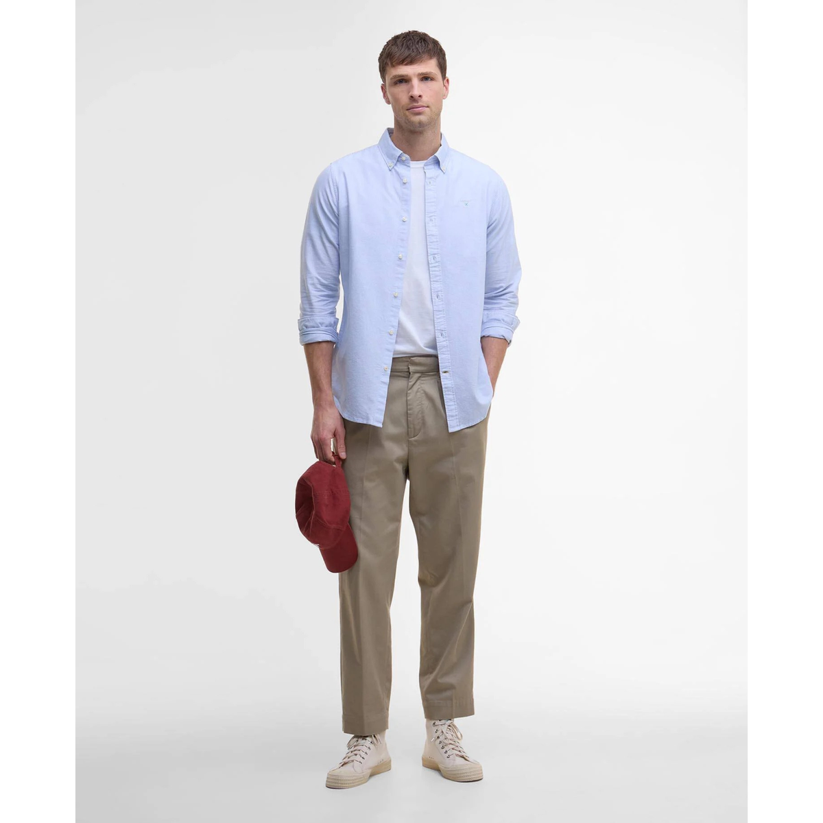 Miesmallin päällä on Barbourin Striped Oxtown -kauluspaita rennosti napit auki.