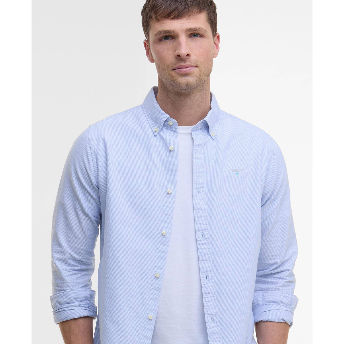 Lähikuva rennosti aukinapitetusta Barbour Striped Oxtown  -kauluspaidasta miesmallin päällä.