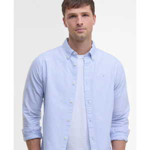 Lähikuva rennosti aukinapitetusta Barbour Striped Oxtown  -kauluspaidasta miesmallin päällä.