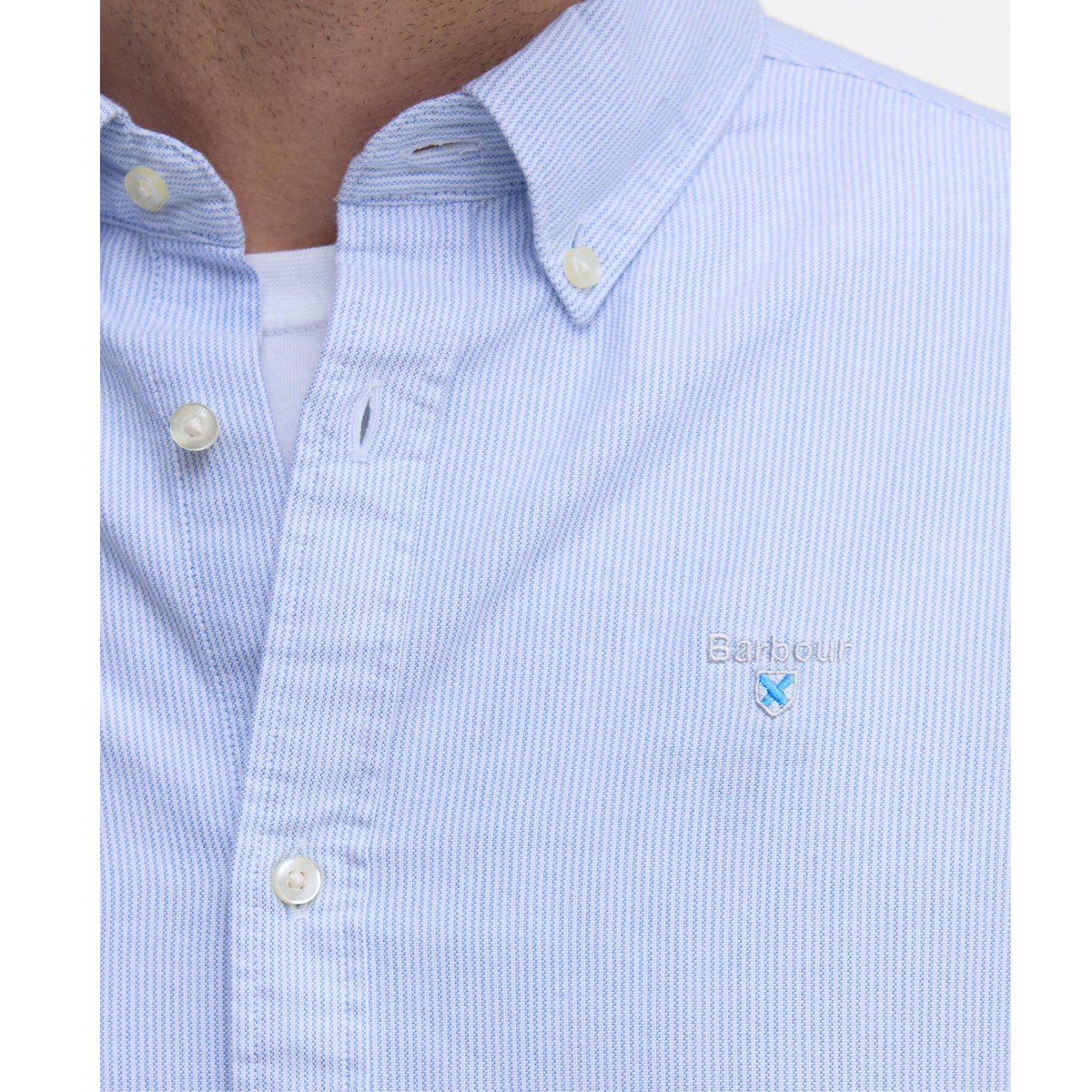 Lähikuva Barbour Striped Oxtown -kauluspaidan rintaan brodeeratusta logomerkistä.