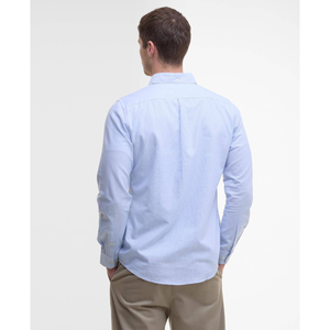 Takaapäin kuvattuna Barbour Striped Oxtown -kauluspaita miesmallin päällä.