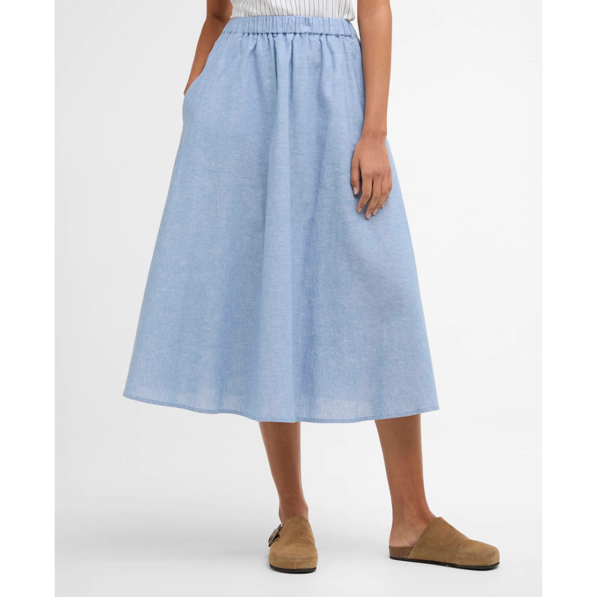 Mallin päällä on vaaleansininen Barbour Sutton pellavasekoitehame jossa on kuminauhavyötärö.