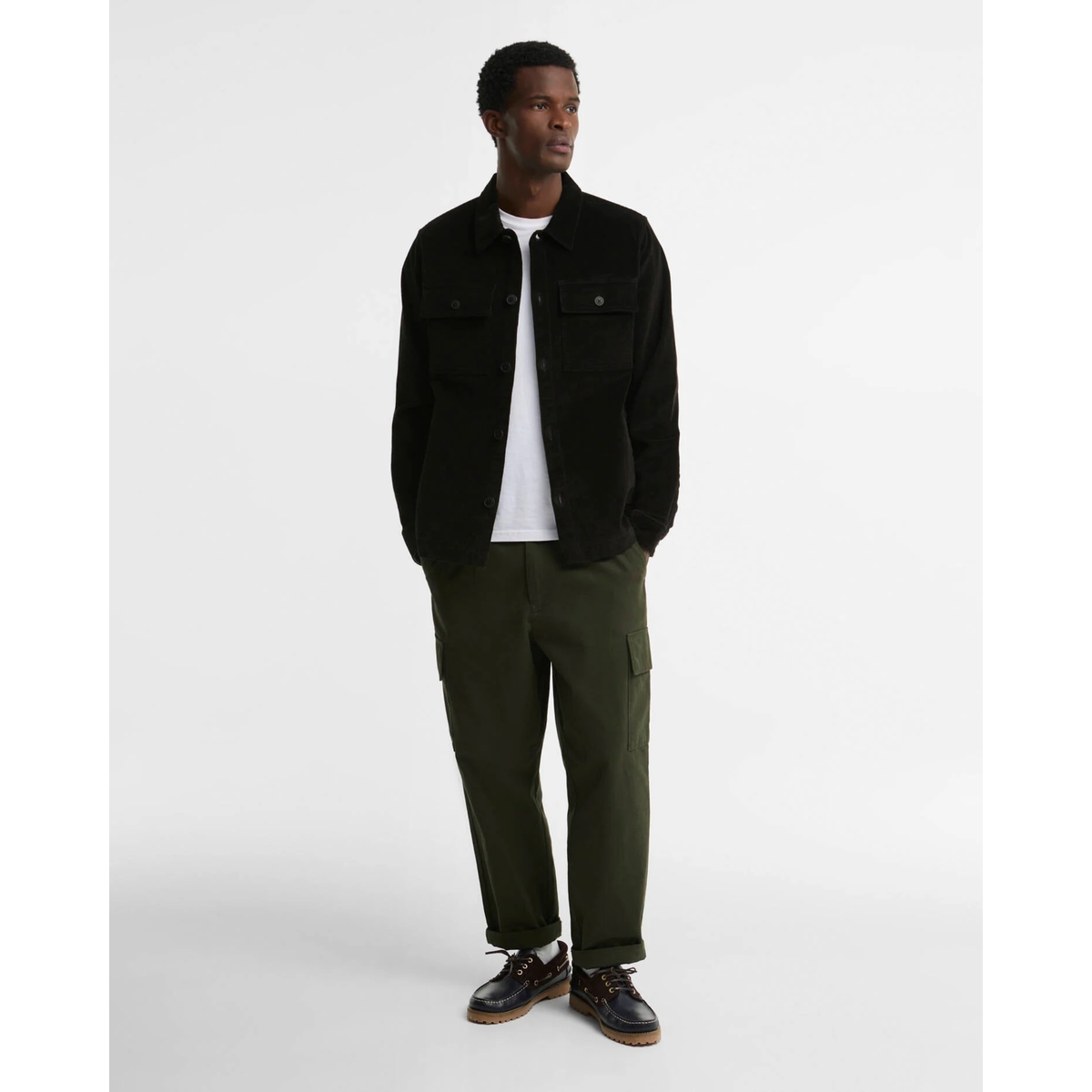 Barbour Tartan Trimmed Cord Overshirt, oliivi, kuvattuna takki auki.