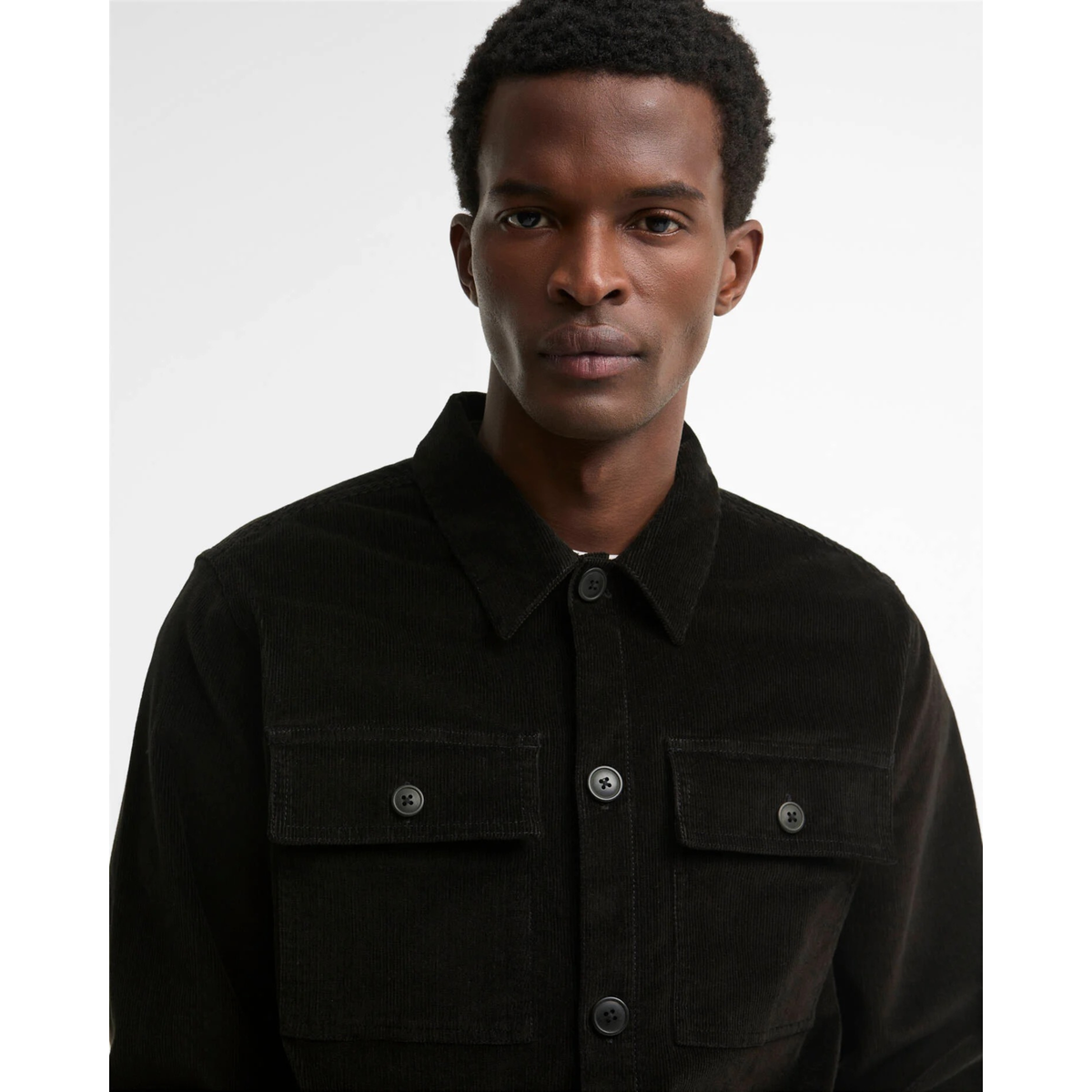 Barbour Tartan Trimmed Cord Overshirt, oliivi, Kuvattuna edestä jossa näkyy kauluas, napit, rintataskut.