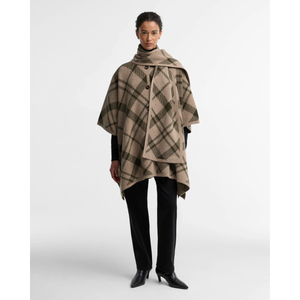 Barbour Vienna Cape naisten neuleviitta mallin päällä.