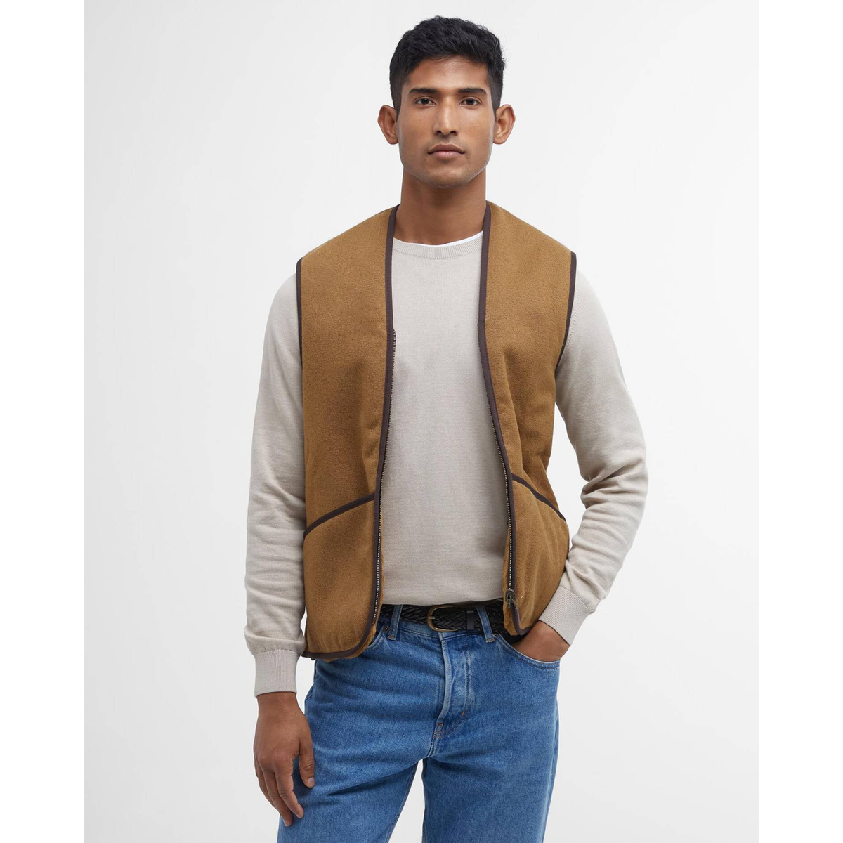 Barbour Warm Pile Zip-In Liner, teddy vuori, ruskea, Kuvattuna edestä päin mallin päältä.