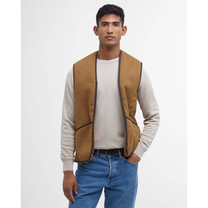 Barbour Warm Pile Zip-In Liner, teddy vuori, ruskea, Kuvattuna edestä päin mallin päältä.