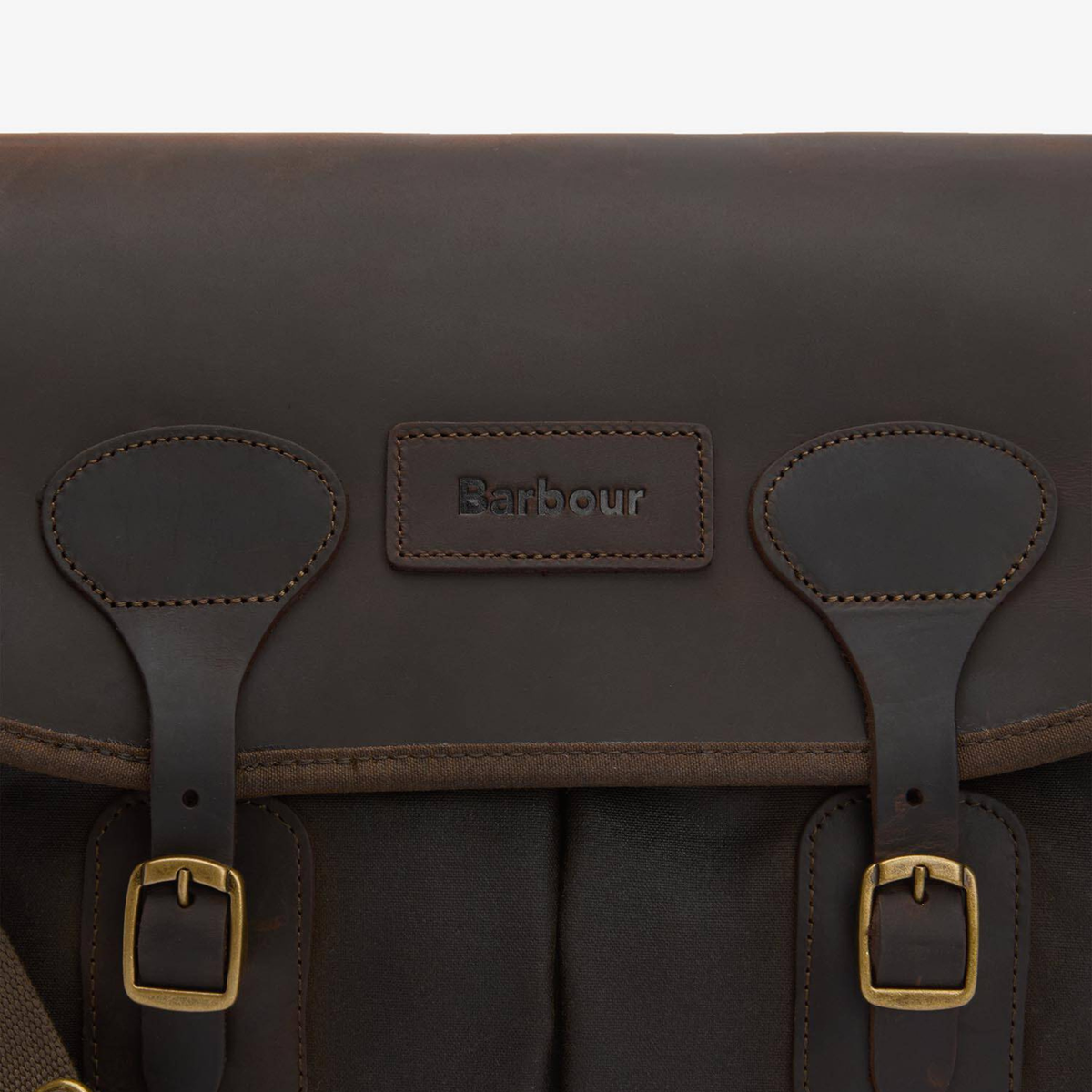 Laukun etuläpässä on nahkainen Barbour logo ja metalliset kiinnityssoljet.