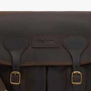 Laukun etuläpässä on nahkainen Barbour logo ja metalliset kiinnityssoljet.