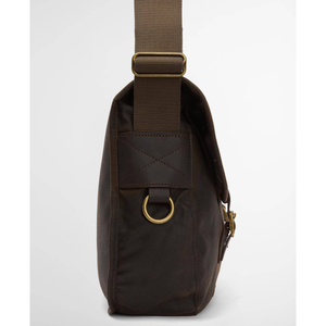 Barbour Waxed Leather Tarras Bag laukku sivulta päin kuvattuna.