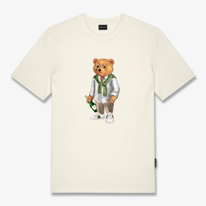 Kuvassa on valkoinen Baron Filou merkkinen t-paita. Paidassa on nalle jolla on shampanjapullo kädessä. 