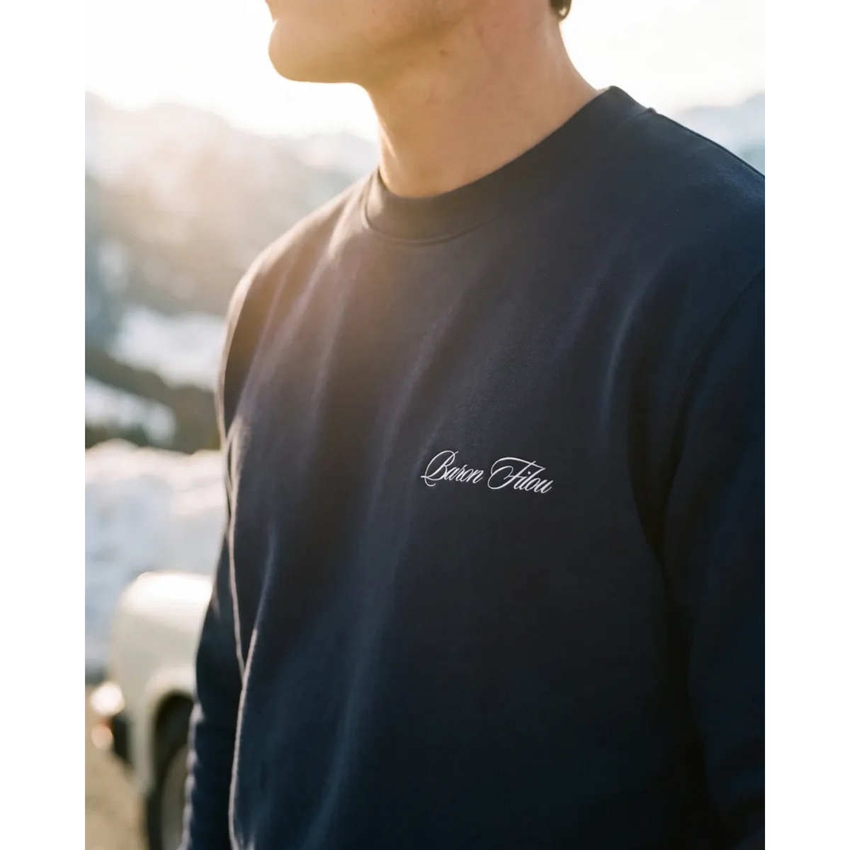 Baron Filou Backprint Pullover Filou 187 Chalet Owners Club BARON - Oxford Blue, Kuvattuna rinnasta.