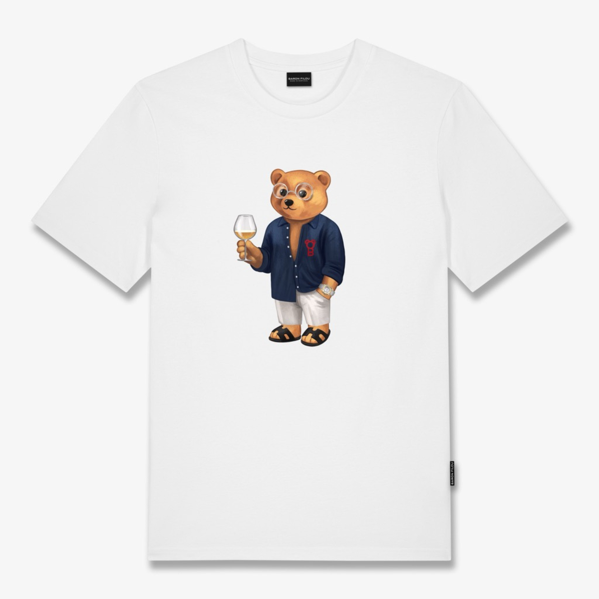 Kuvassa on valkoinen Baron Filou t-paita jossa nallella on kädessä viinilasi. 