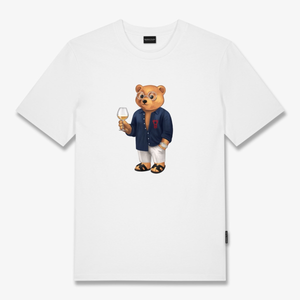 Kuvassa on valkoinen Baron Filou t-paita jossa nallella on kädessä viinilasi. 