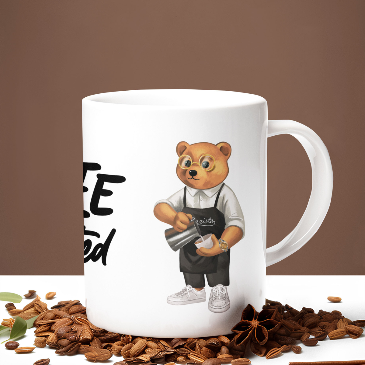 Lähikuvassa valkoinen Baron  Filou muki jossa Nalle kaataa kahvia mukiin.