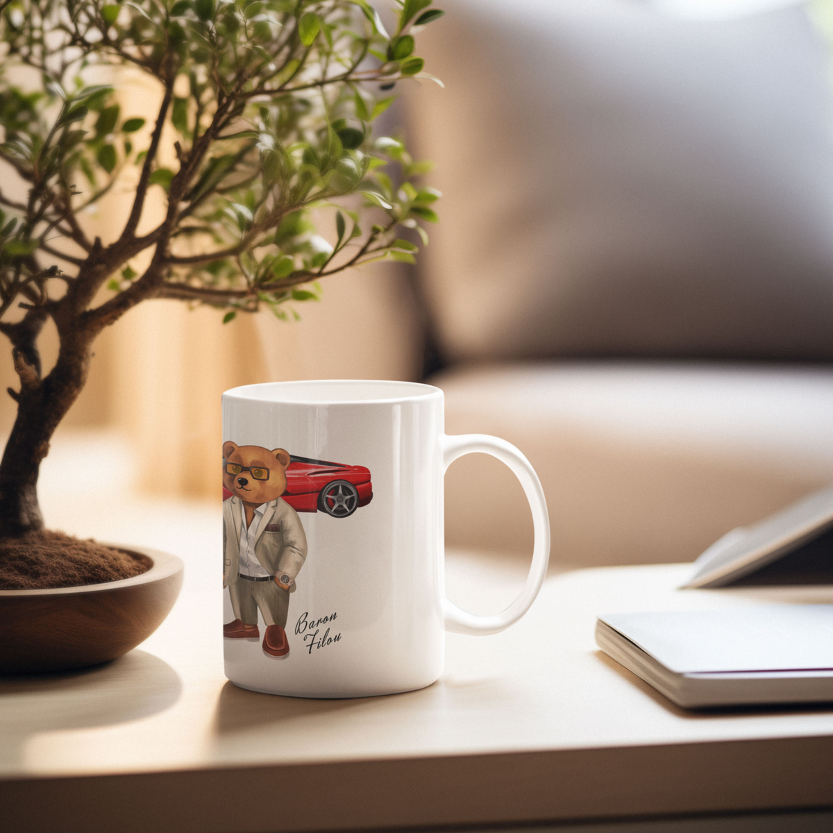 Kuvassa valkoinen Baron Filou muki jossa Filou nallella on siistit vaatteet ja taustalla punainen Ferrari. 