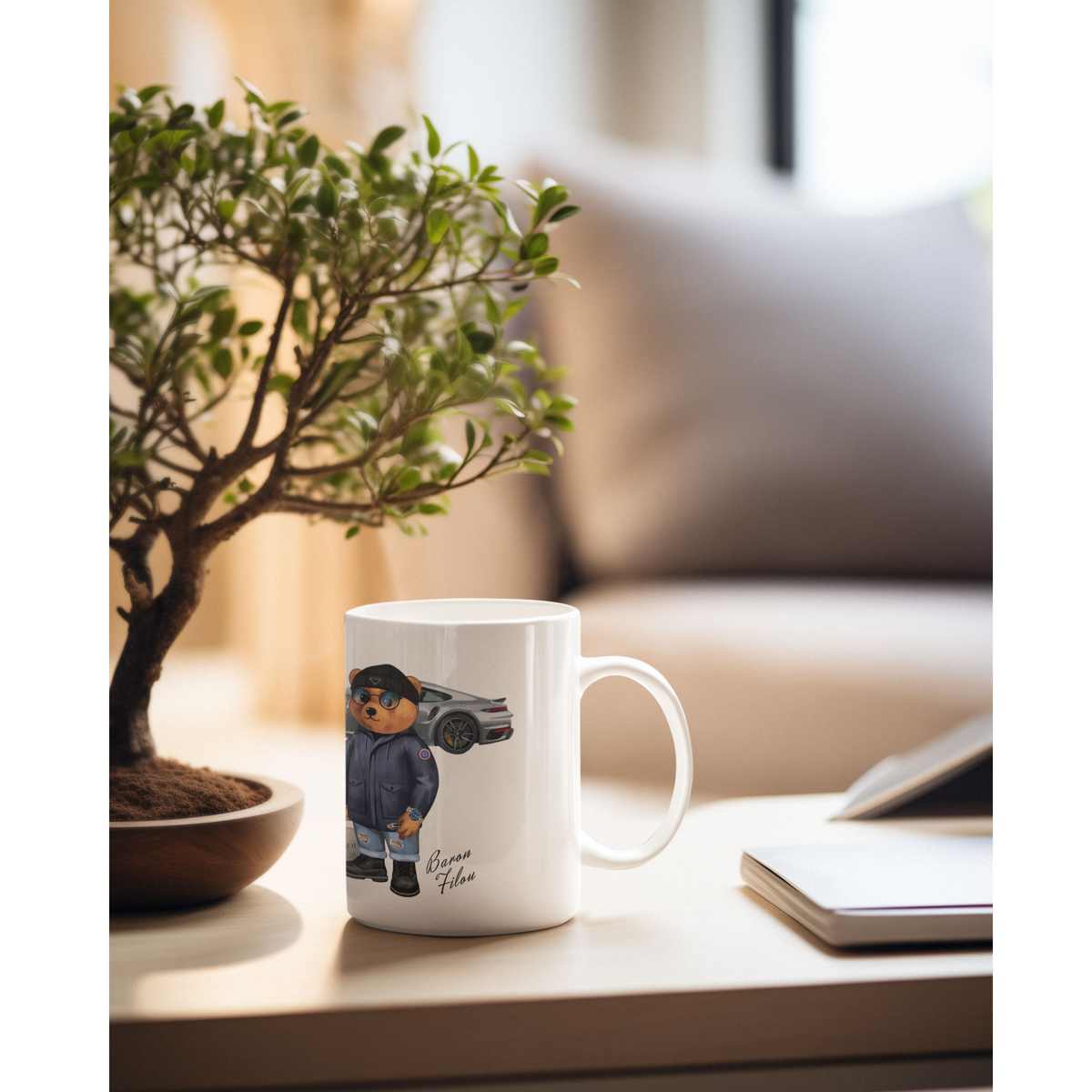 Kuvassa näkyy valkoinen Baron filou muki jossa on nalle jonka takana on Porsche.