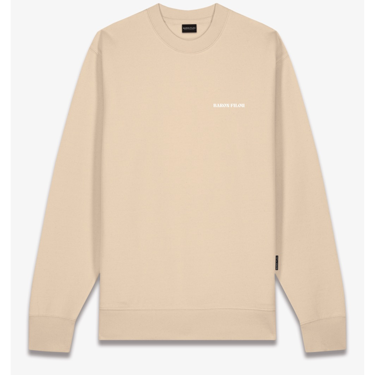 Edestä kuvattuna beige Baron Filou collegepaita jossa on pieni Baron Filou teksti rinnassa valkoisella. 
