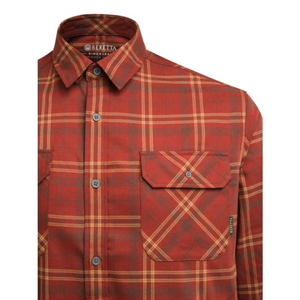 Beretta Cadet Flannel Shirt Rustwood Madder Check miesten flanellipaita, Kuvattuna rinnasta jossa in napit ja taskut.