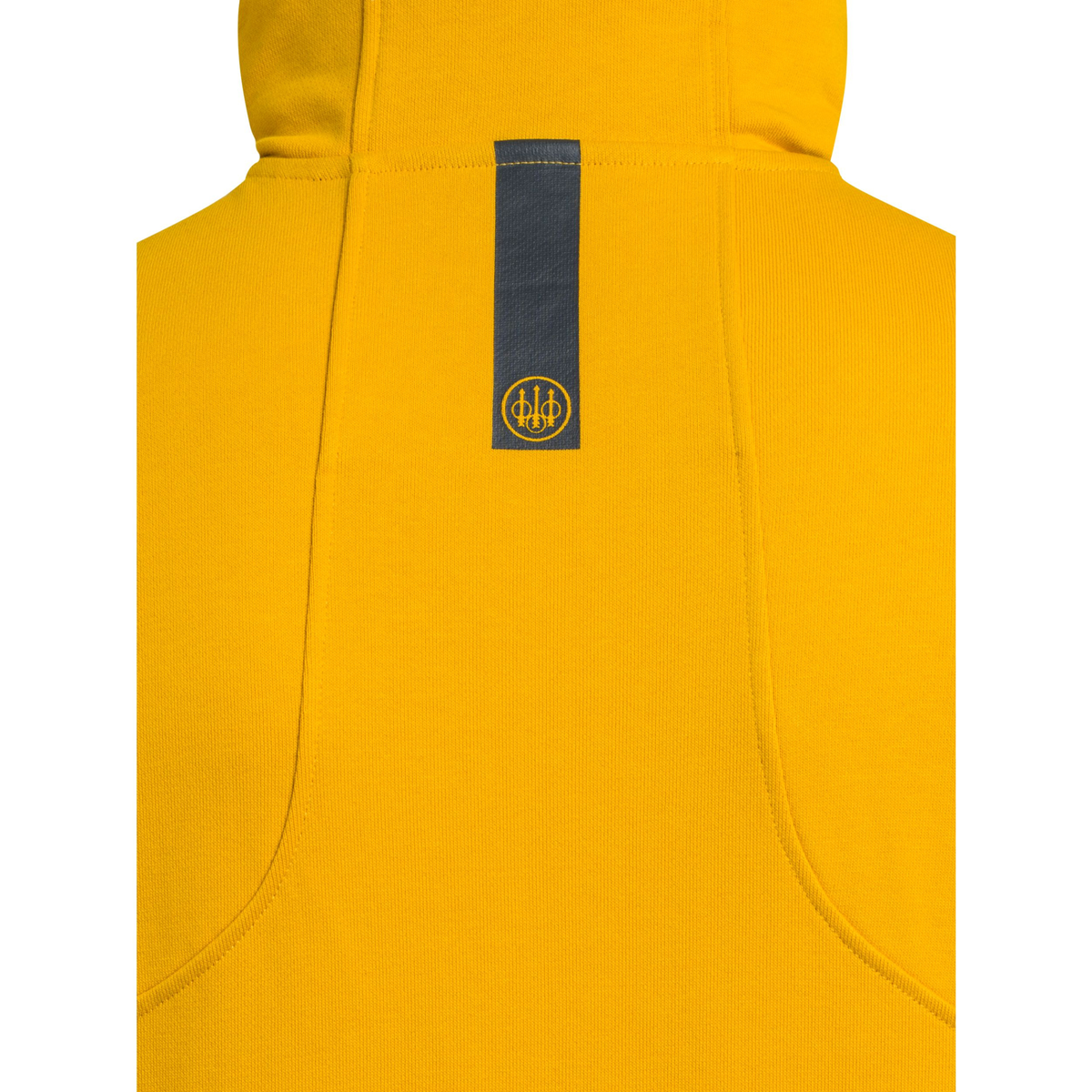 Kuvan keltaisessa Beretta -hupparissa on niskassa harmaa logomerkki.