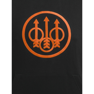 Lähikuva Beretta -hupparin oranssista logomerkistä.