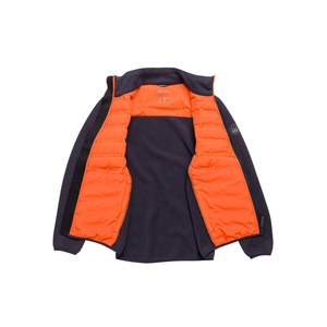 Oranssi vuorikangas tuo tyylikästä ilmettä tummaan takkiin.