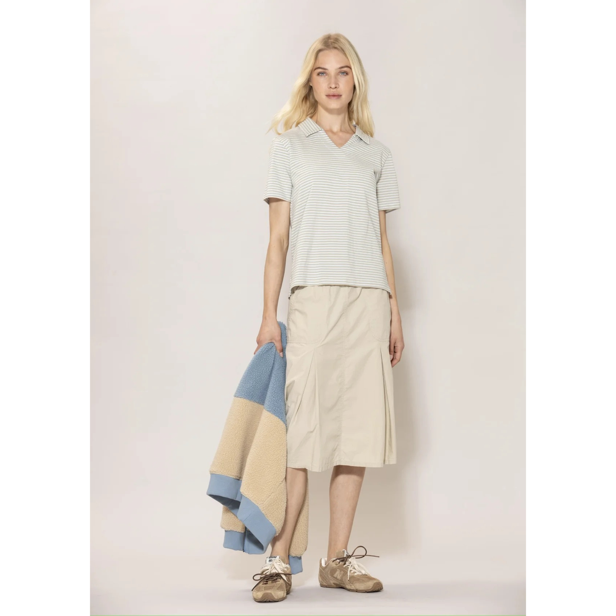 Mallin päällä on vaalea Blue Linea Poplin hame.