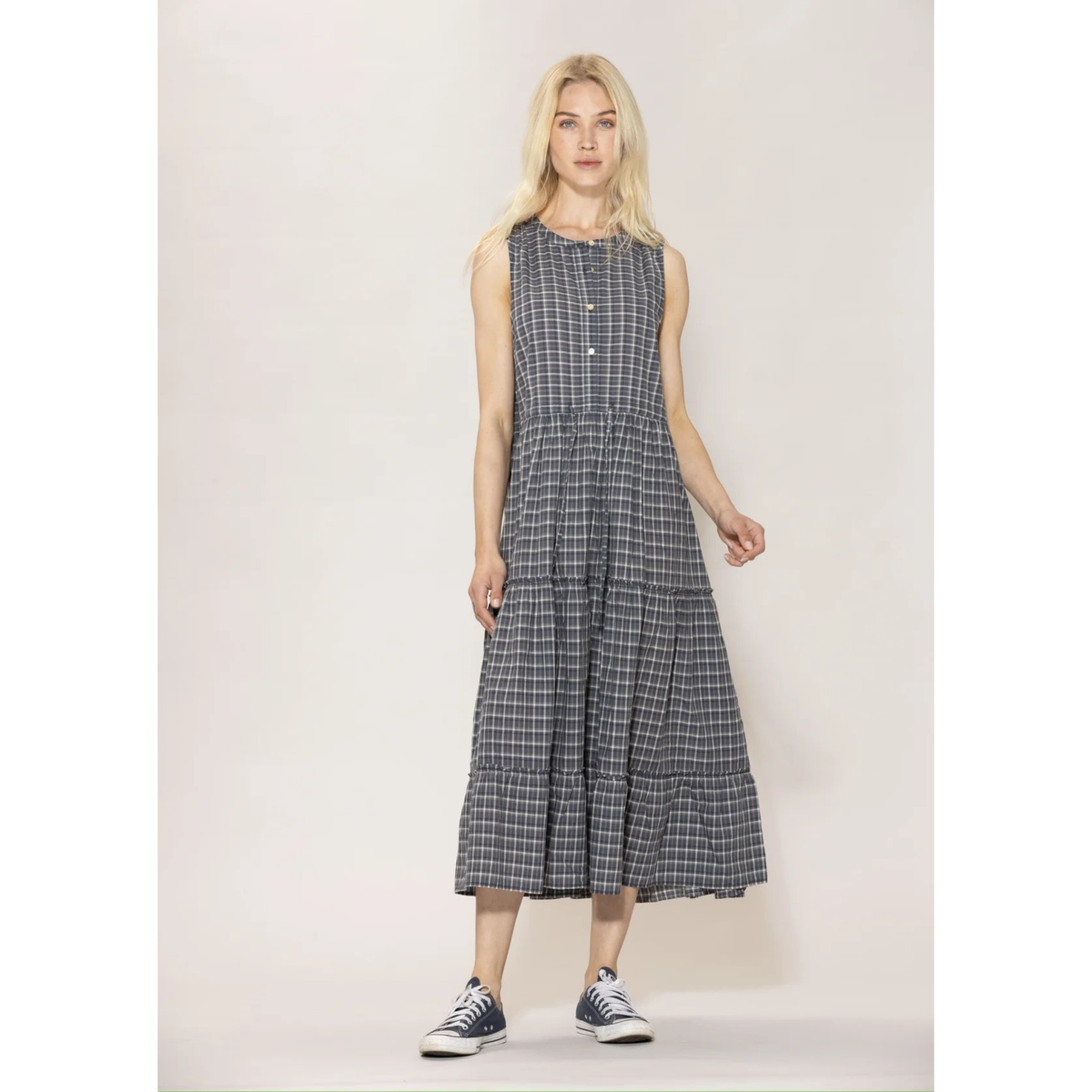Mallin päällä oleva puuvillainen Blue Linett Voile Check -kesämekko on kevyt ja ilmava.