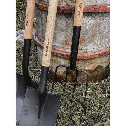 By Benson lapio ja talikko nojaavat tynnyriin.