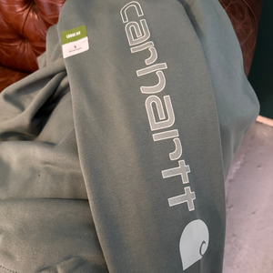 Lähikuva Carhartt K288 hupparin hihalogosta ja väristä.