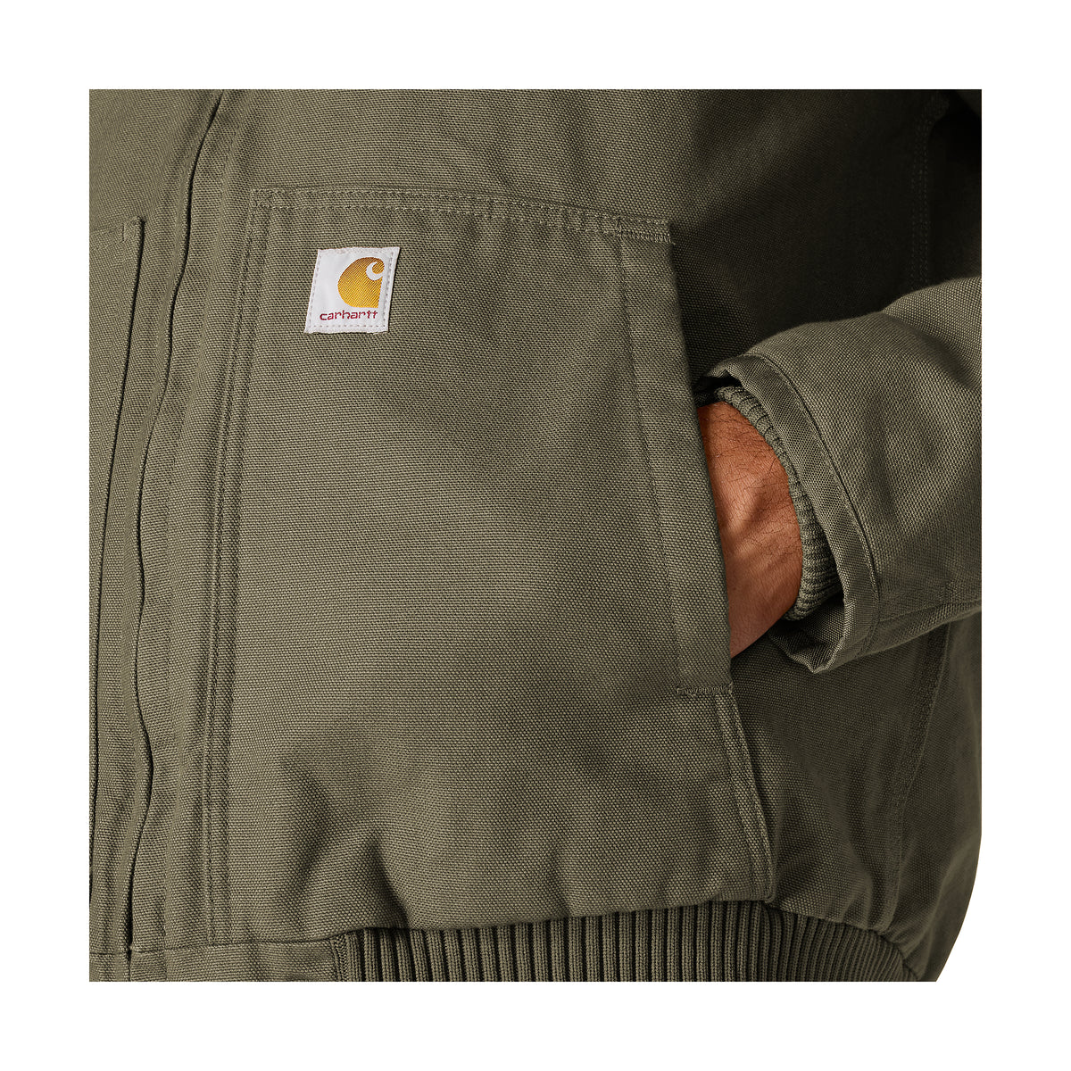 Lähikuva vihreän miesten Carhartt Active Jacketin taskusta.