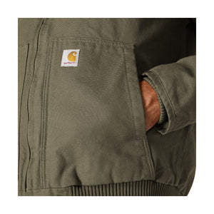 Lähikuva vihreän miesten Carhartt Active Jacketin taskusta.