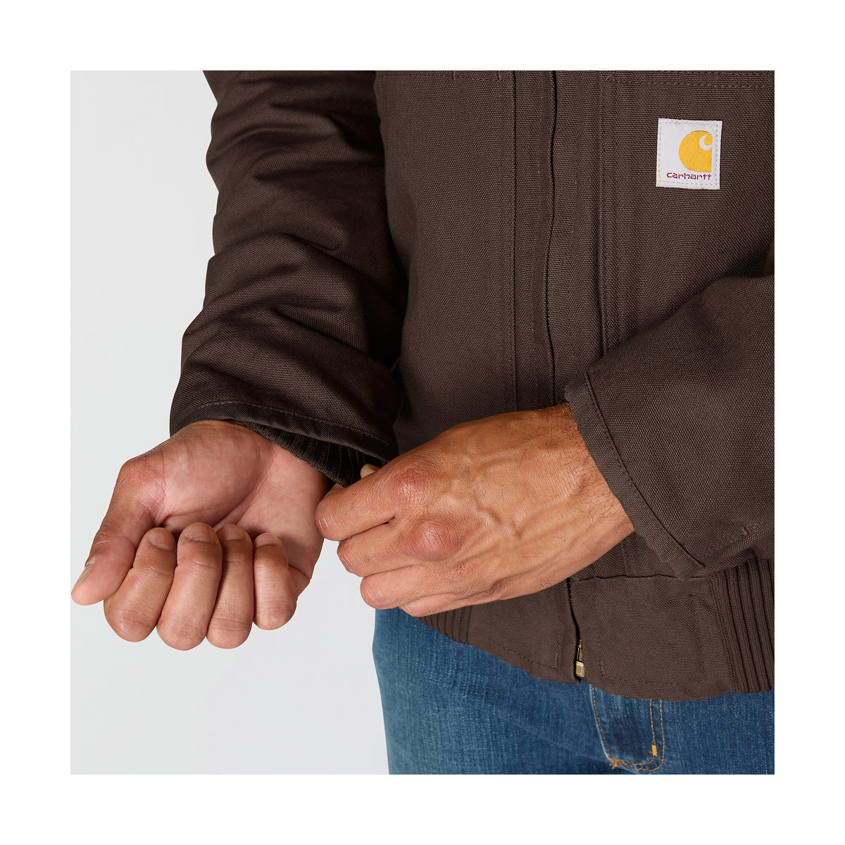 Lähikuva tummanruskean Carhartt Active Jacketin hihansuusta.