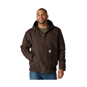 Carhartt Active Jacket tummanruskean värisenä miesmallin pällä.