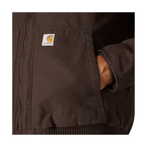 Lähikuva tummanruskean Carhartt Active Jacketin taskusta.